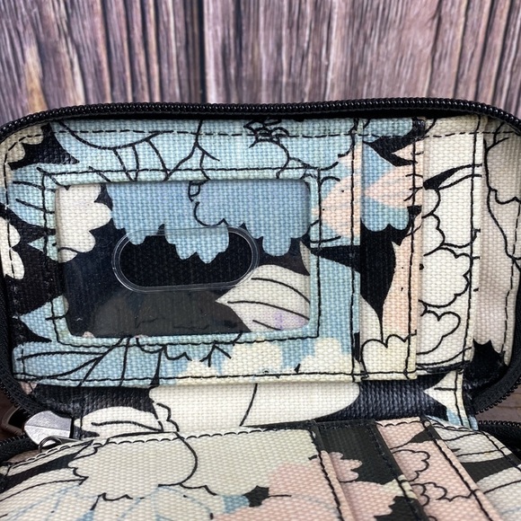 Sakroots Wristlet With Blue, Cream & Black Floral Print - Picture 5 of 7